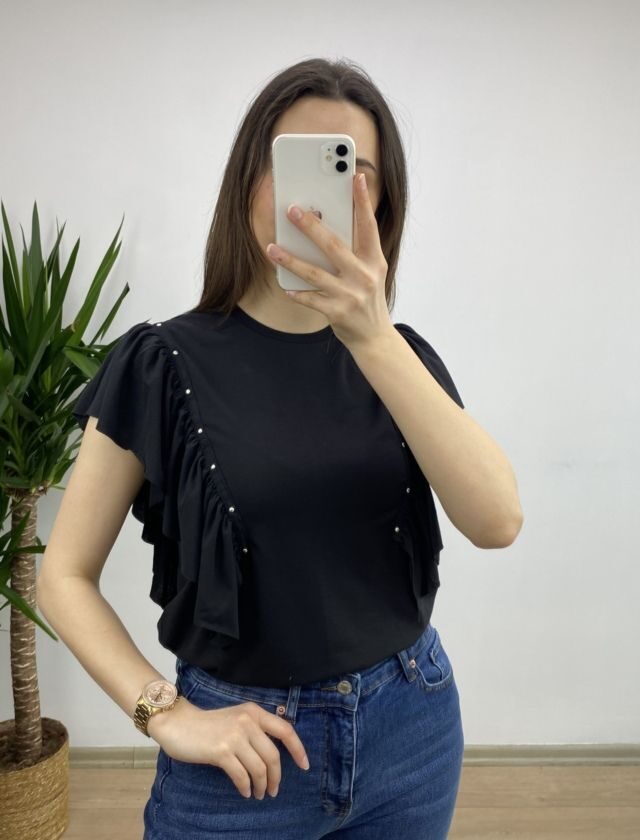 Siyah Kolları Volanlı Zımbalı Tshirt