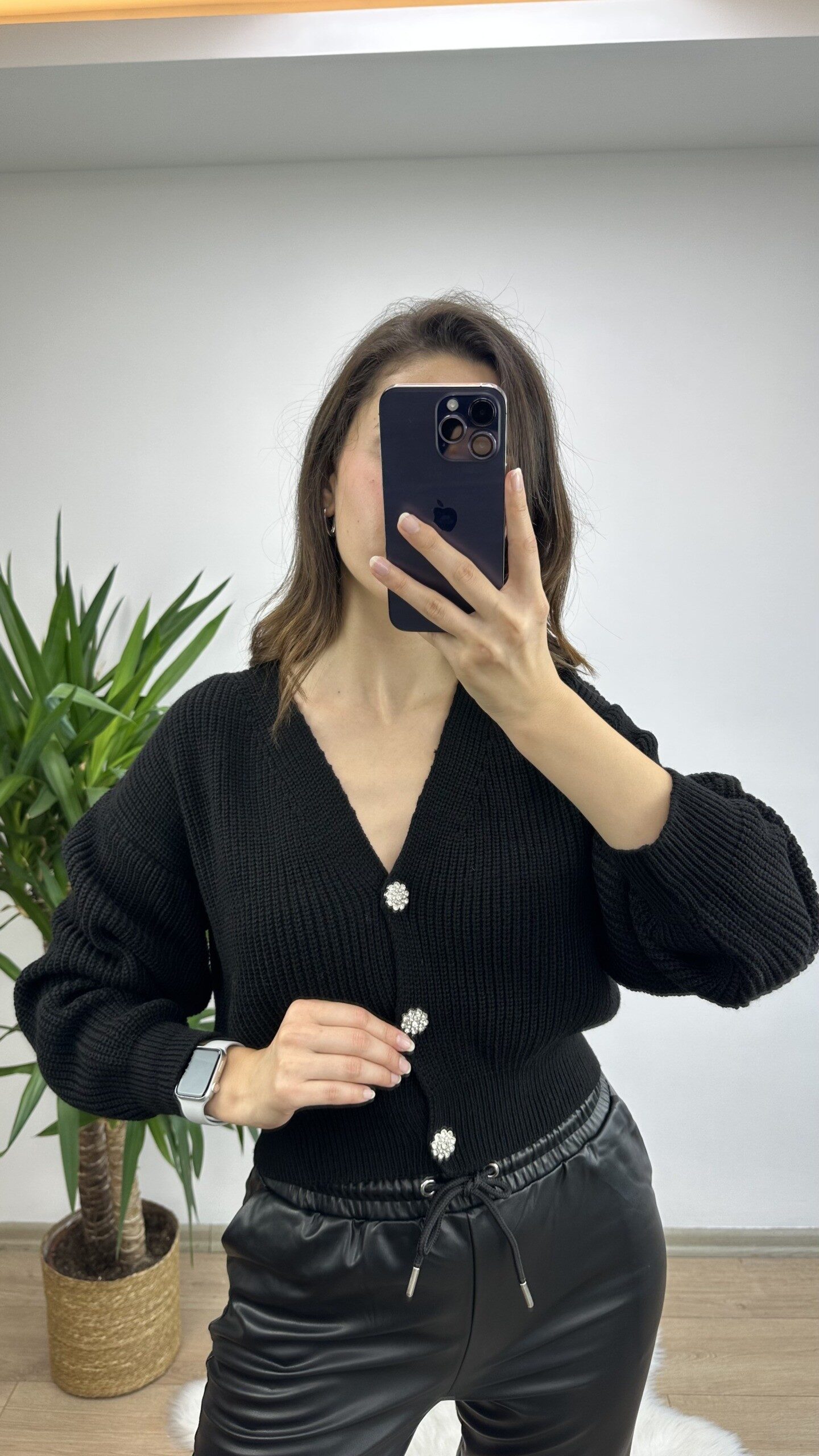 Siyah Taş Düğme Crop Hırka - Görsel 2