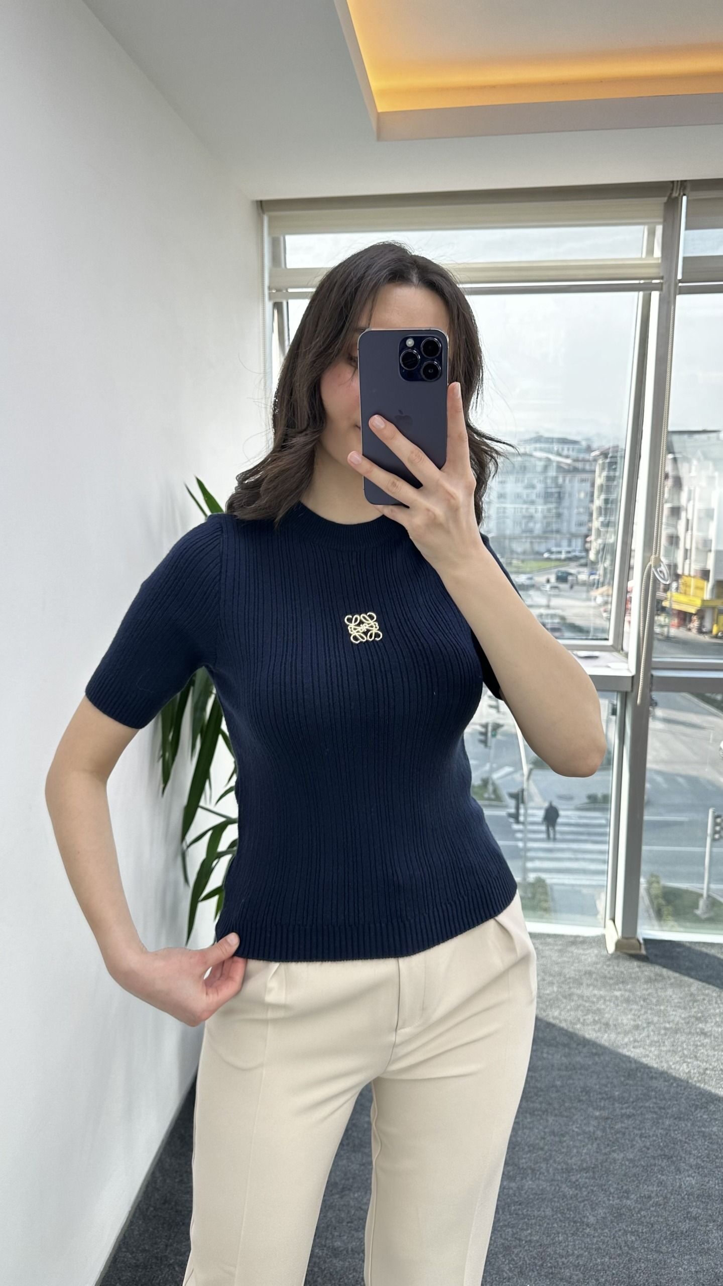 Lacivert Marka Model Broşlu Triko - Görsel 3