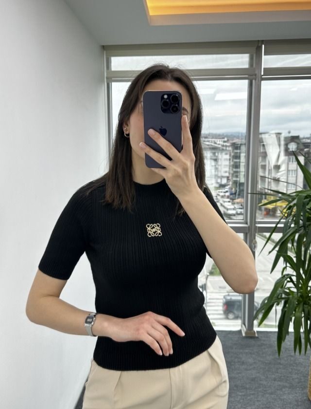 Siyah Marka Model Broşlu Triko