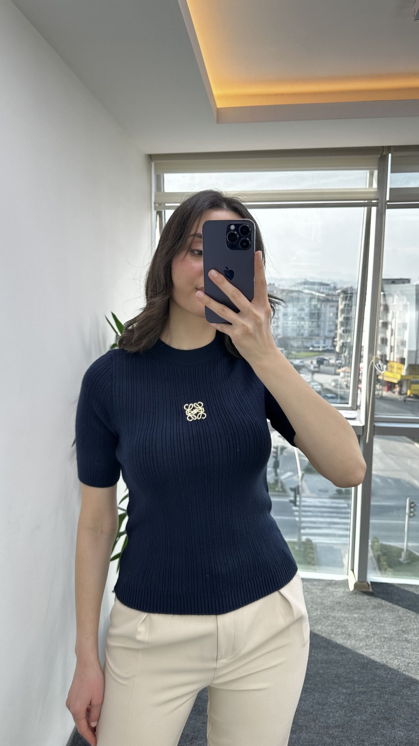 Lacivert Marka Model Broşlu Triko - Görsel 2