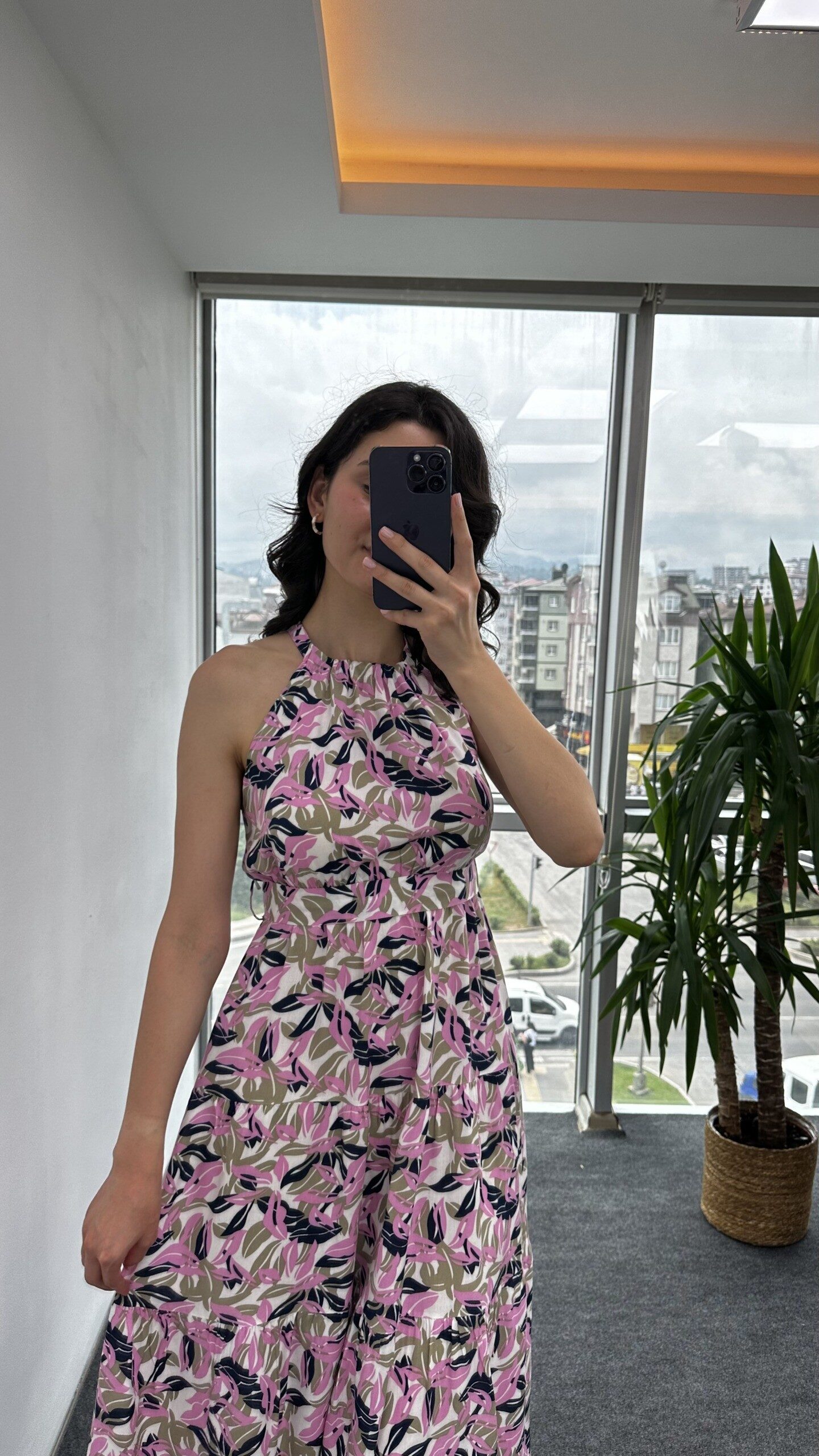 Pembe Desenli Halter Yaka Elbise - Görsel 2
